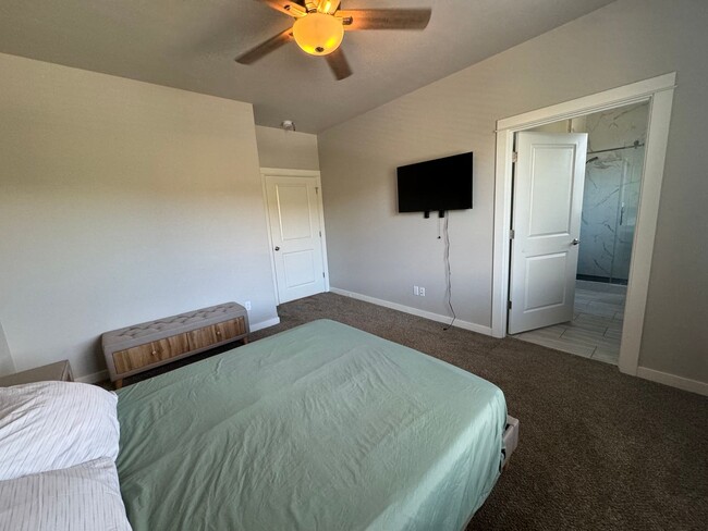 Building Photo - Rooms for rent in wonderful North Roseburg...