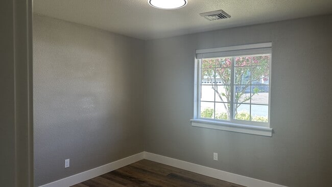 Building Photo - 147 Summerwood Ct
