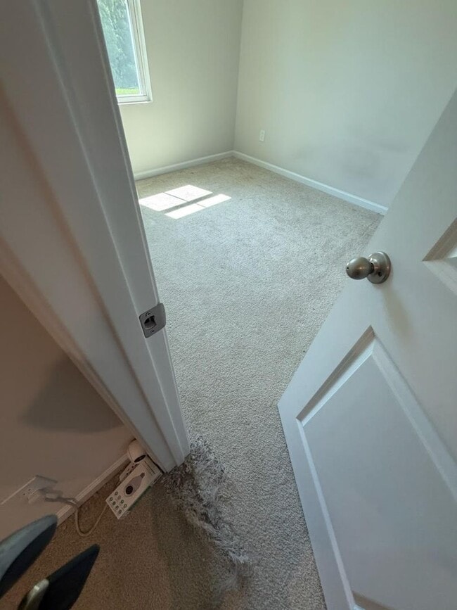 Building Photo - 3 bedroom home with 1 car garage available now!