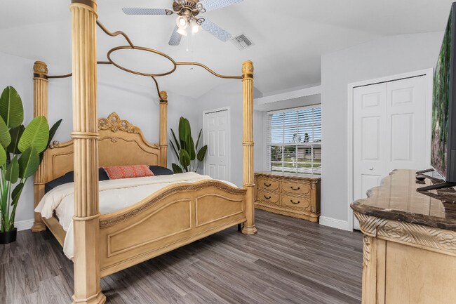 Building Photo - 205 SE 4th Pl