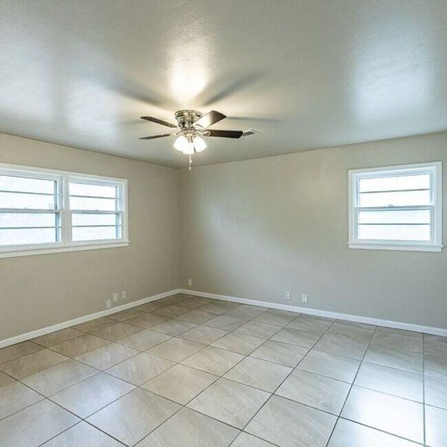 Building Photo - Room to Grow! Spacious, Remodeled 3/2/2 in Great Location!