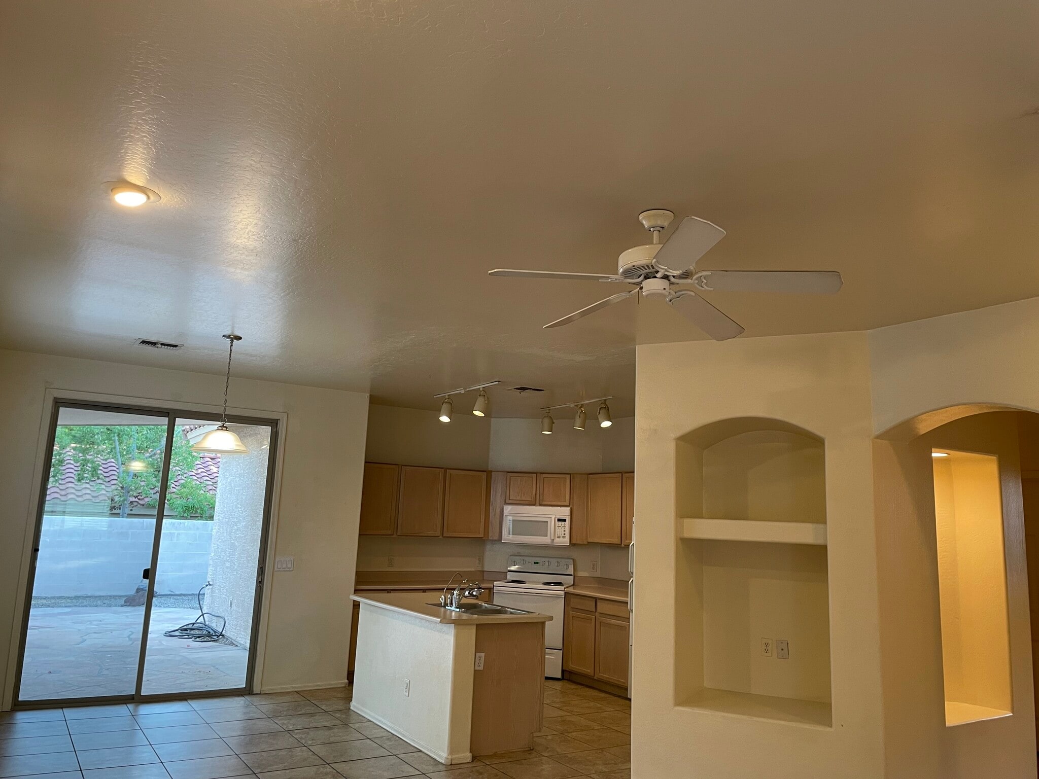 Building Photo - 1079 E Susan Ln