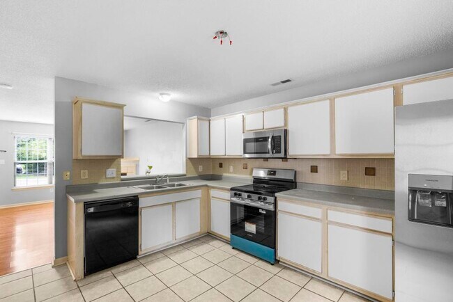 Building Photo - 402 Meadowbrook Ln