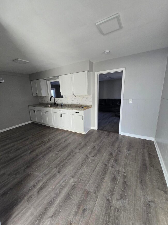 Building Photo - 14463 Leonard Ave