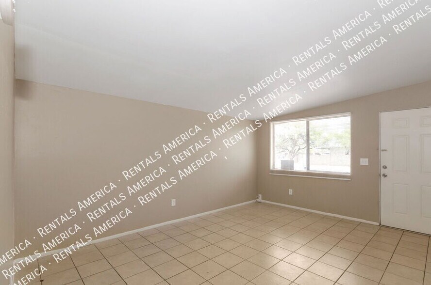 Building Photo - 404 E Yavapai Rd