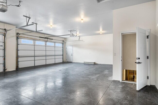 Building Photo - Large 3 Bedroom  Home