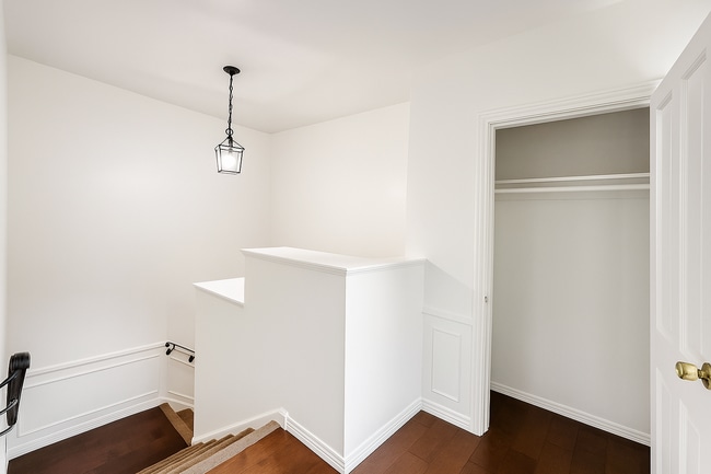 Building Photo - 442 Kelton Ave