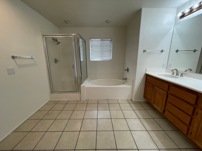Building Photo - 2300 Jeans Ct
