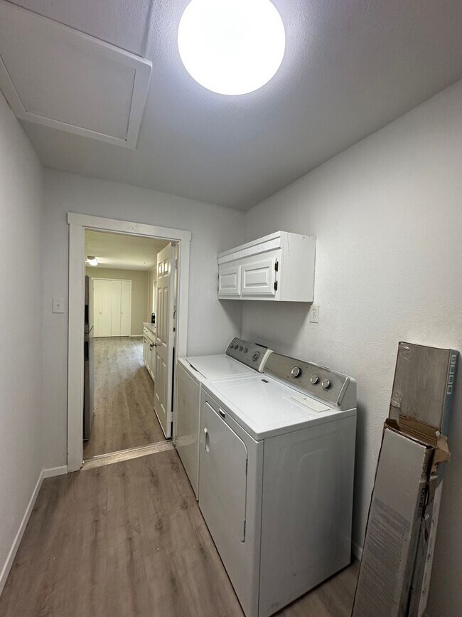 Building Photo - Freshly updated and Move in ready!