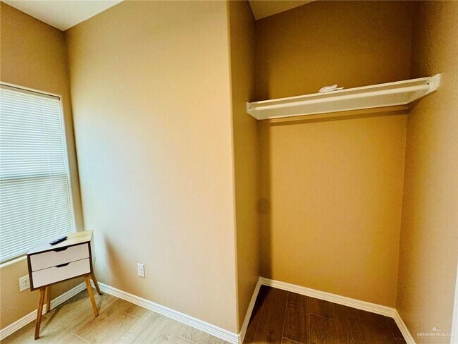 Building Photo - 17 W Driftwood St