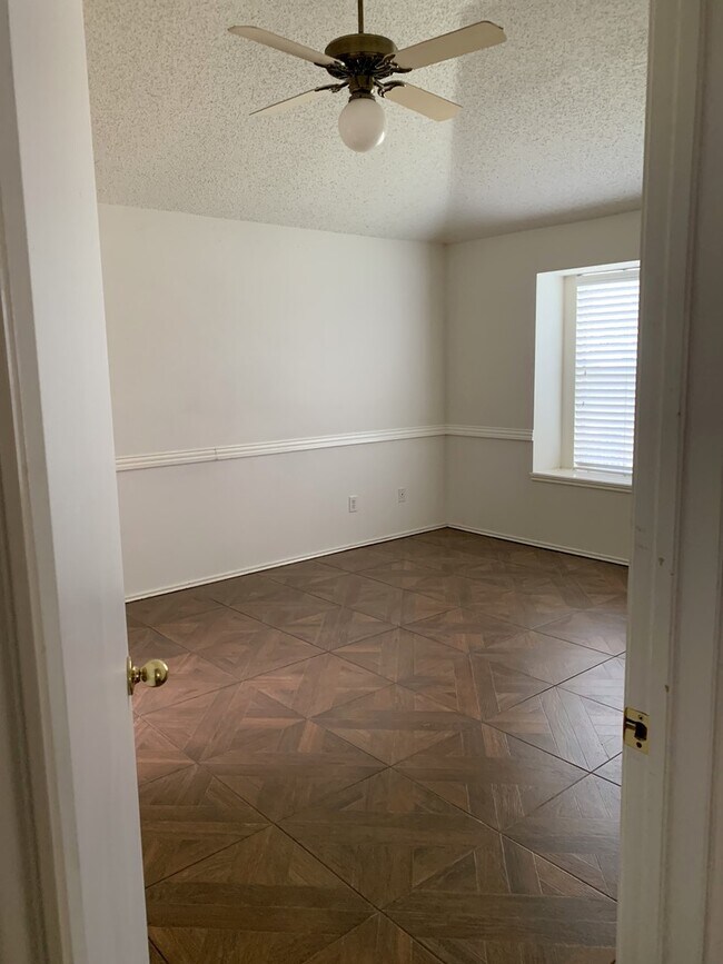 Building Photo - Ready for Move In! A wonderful all brick 1...