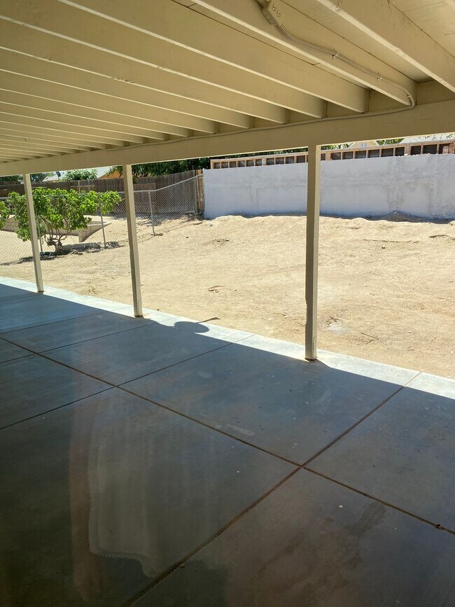 Building Photo - 4 BEDROOM ADELANTO HOME