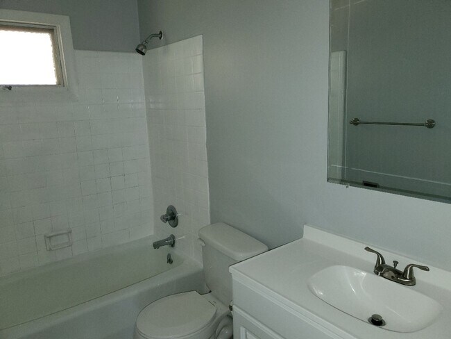 Building Photo - 819 Ridge Rd