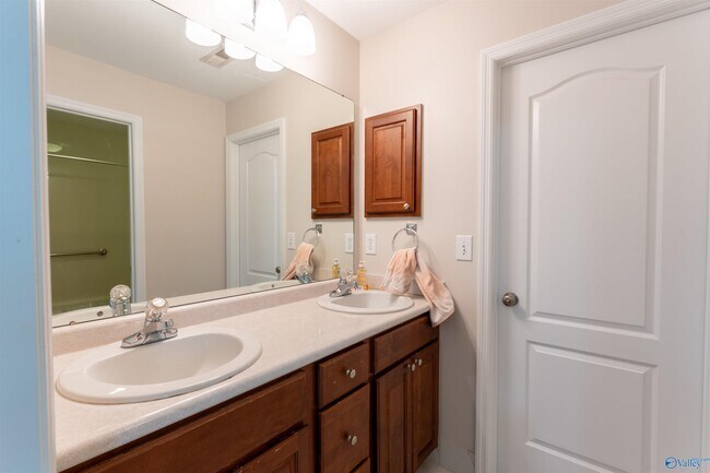 Building Photo - 2524 Oak Pl Dr SE
