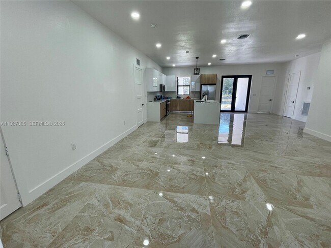 Building Photo - 435 N Quebrada St