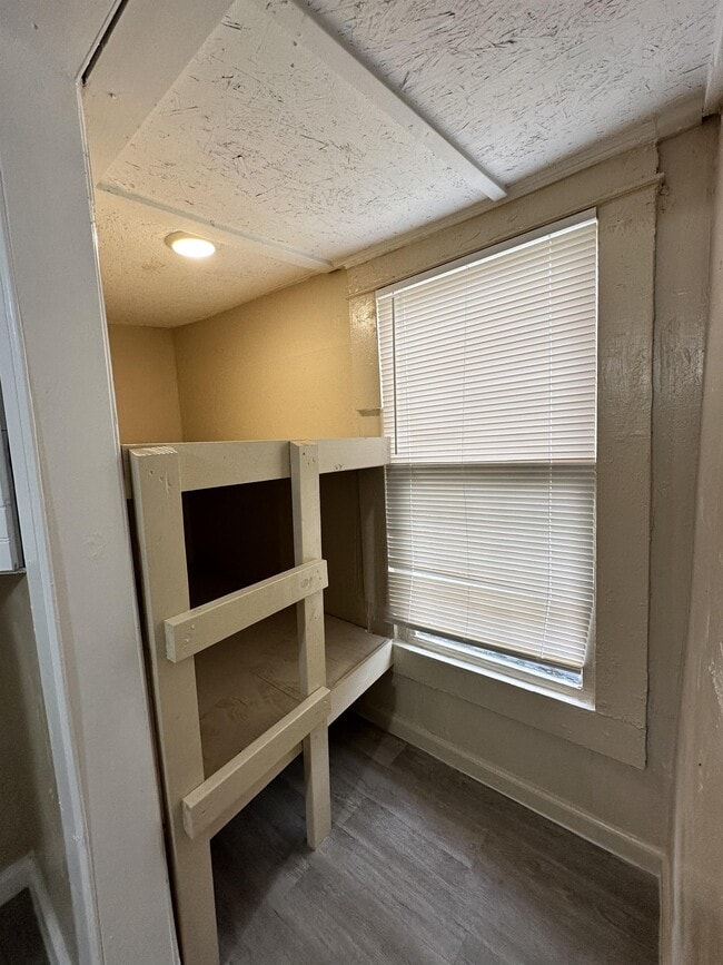 Building Photo - 314 N Nueces