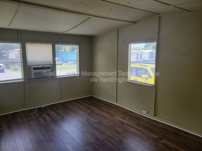 Building Photo - 710 S 50th St