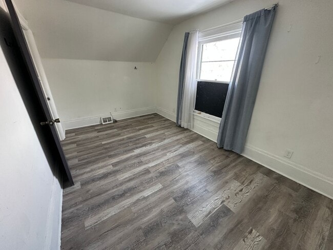 Building Photo - 190 Young St