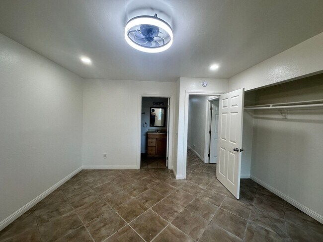 Building Photo - Available Now! 3 bed/ 2 bath condo