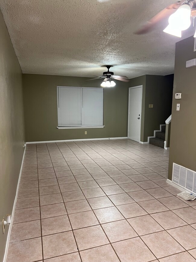 Building Photo - 901 Castle Heights Dr
