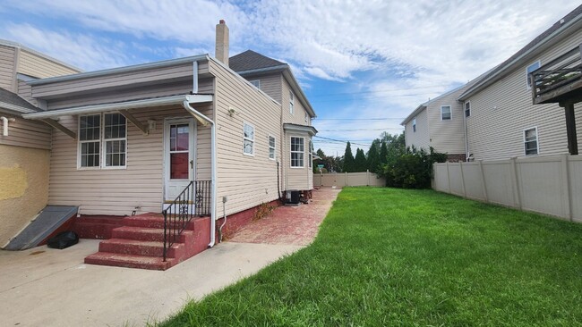 Building Photo - Corner 1st and 2nd flr. unit with central ...