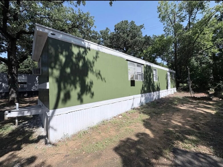 Building Photo - 215 Weeks Rd