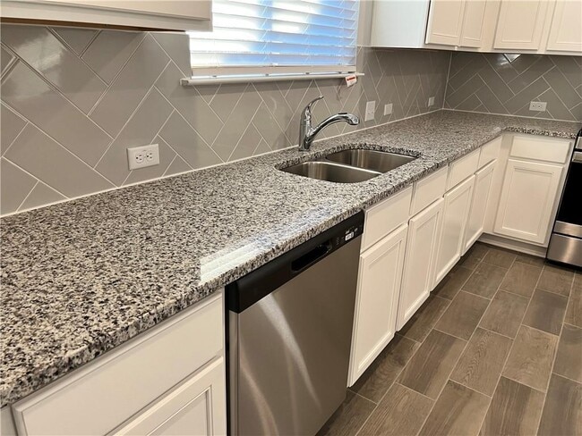 Building Photo - 221 Arabian Colt Dr