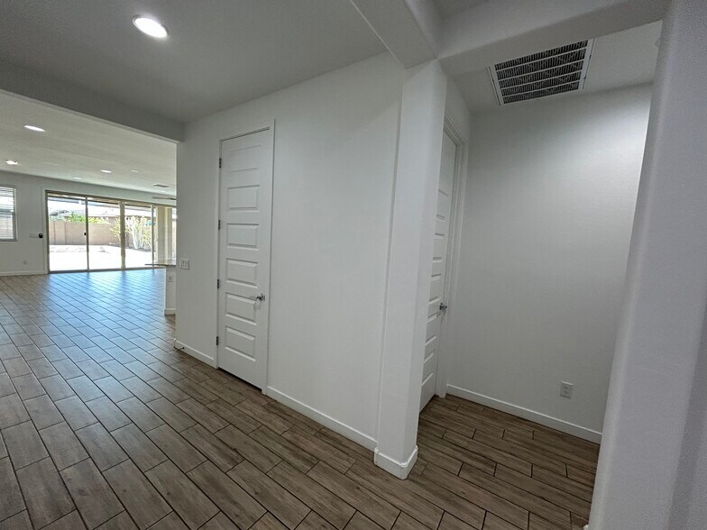 Building Photo - 2241 E Meadowview Ct
