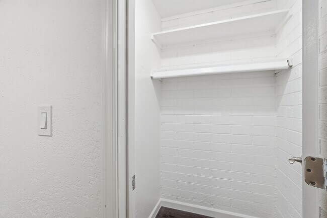 Building Photo - 1320 N 48th Pl