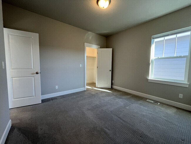 Building Photo - 3-Bedroom Home in Reed’s Crossing with Luxurious Primary Suite & Open Floor Plan, Fireplace, Wash...