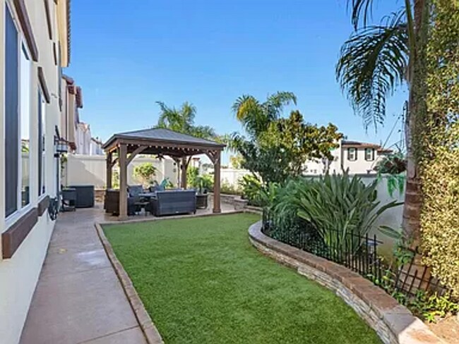 Building Photo - Beautiful, Partially Furnished Oceanside Home