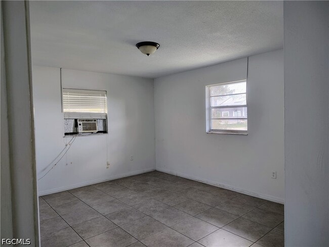 Building Photo - 1722 Maple Dr