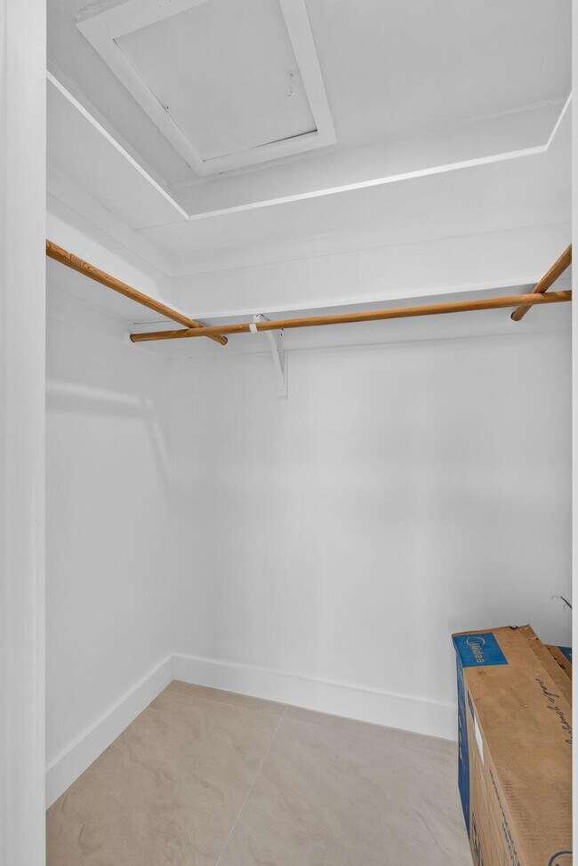 Building Photo - 3943 Roan Ct W