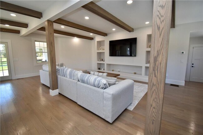 Building Photo - 5 Phil's Path