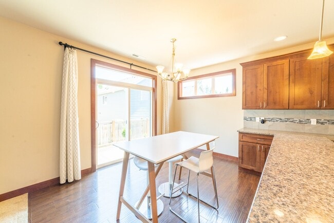 Building Photo - Large and Luxurious 2013 Built Home!