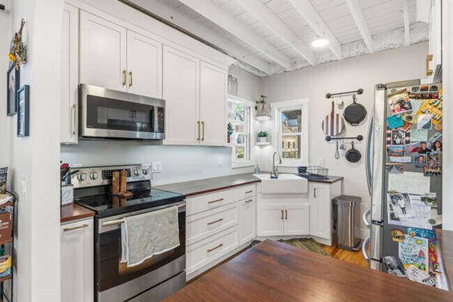 Building Photo - Furnished Country Home For Rent