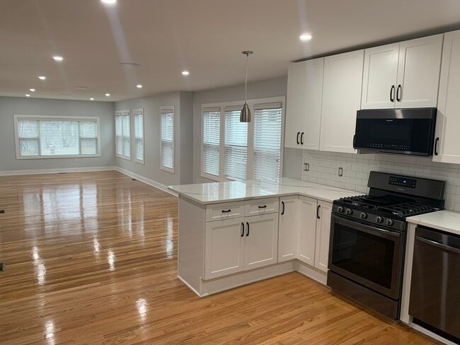 Building Photo - 115 Shore Dr