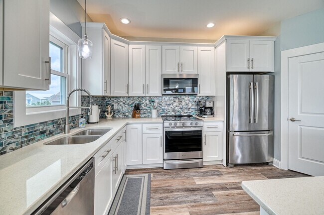 Building Photo - PET FRIENDLY FURNISHED OFF-SEASON RENTAL A...