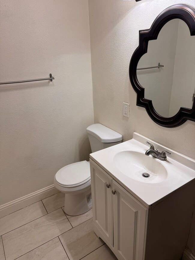 Building Photo - Beautifully Updated 4/2 in Old Fig