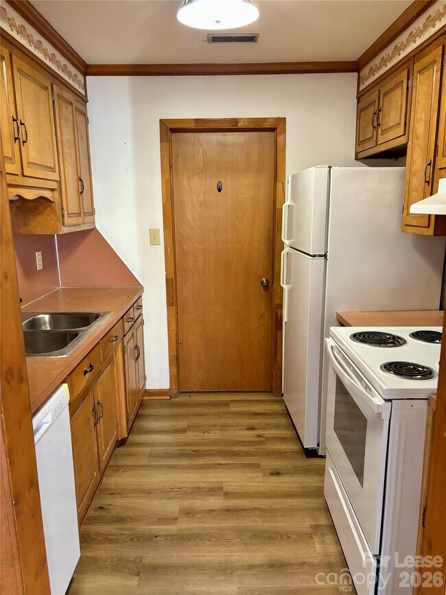 Building Photo - 1732 Lenora Cir