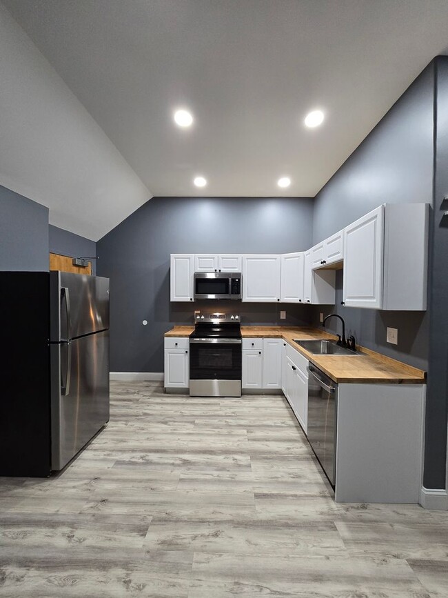 Building Photo - 319 Main St