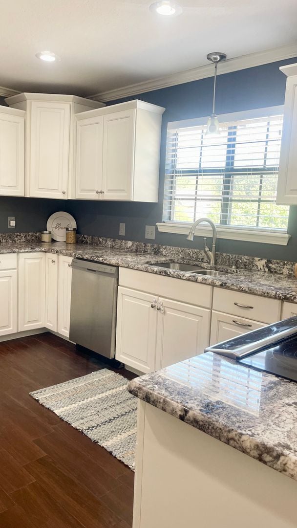 Building Photo - Gorgeous Pool Home w/ 4bd /2.5ba/Fireplace