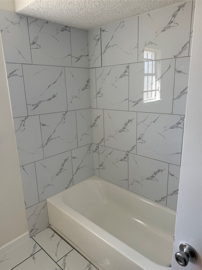 Building Photo - 6103 Linnhaven Dr