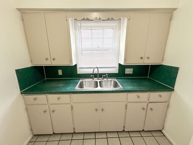 Building Photo - 960-964 Kentwood NE