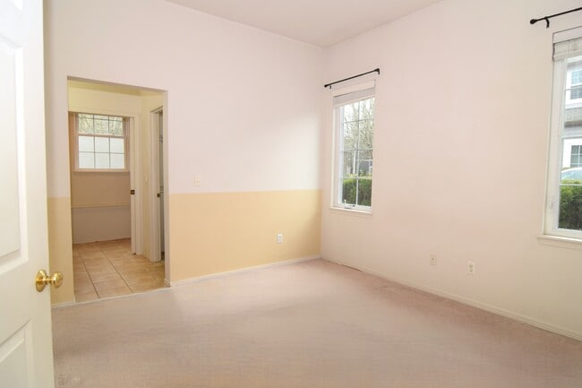 Building Photo - 1754 NE Ashberry Dr