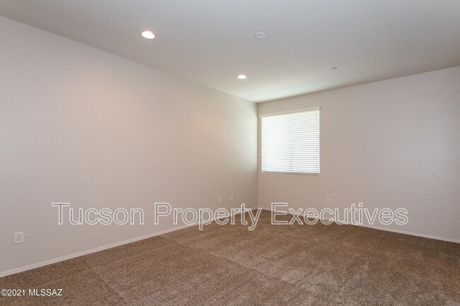 Building Photo - 2442 E Emerald Moon Dr