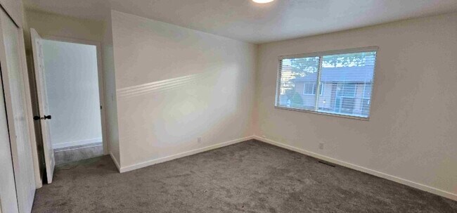 Building Photo - 922-928 E Fairclough Dr