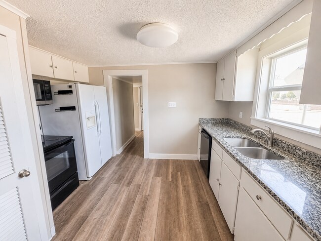 Building Photo - 3/2 Bungalo-style off Birchman