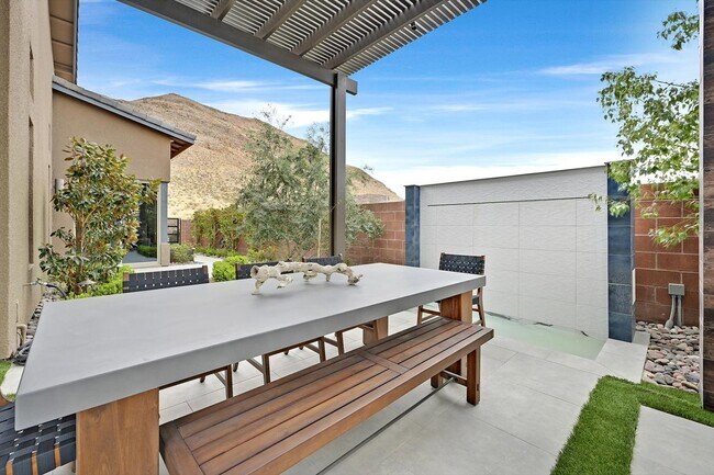 Building Photo - 6690 Interstellar St