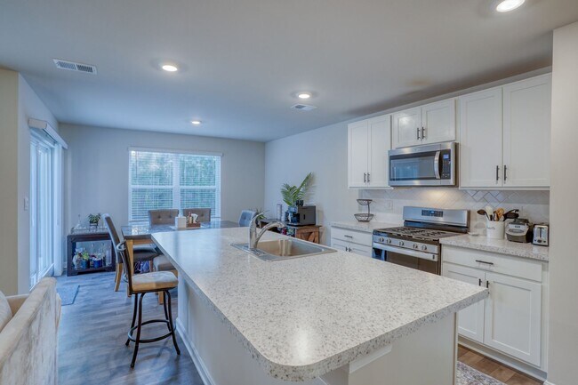 Building Photo - 124 Currant Cir